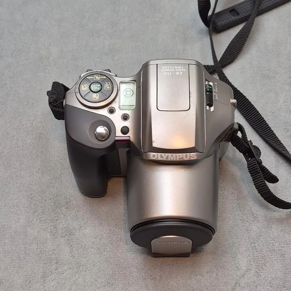 Vintage Olympus IS-30 DLX 35mm Film Camera 28-110mm Zoom Lens Quartzdate